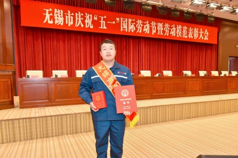 ���������Ͷ�ģ��������ƽ����Ĺ��£���������������Ͳ泵�����ۡ�